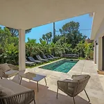 Contemporary With Heated Pool Near Sea 别墅