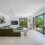 别墅 Contemporary With Heated Pool Near Sea