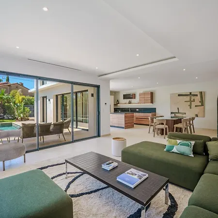 Contemporary With Heated Pool Near Sea Villa *