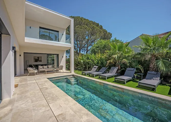 Contemporary With Heated Pool Near Sea Villa Saint-Raphaël