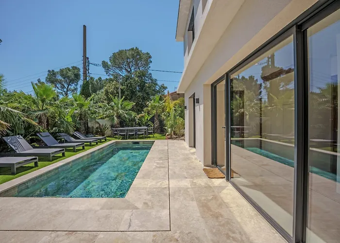 Contemporary With Heated Pool Near Sea *