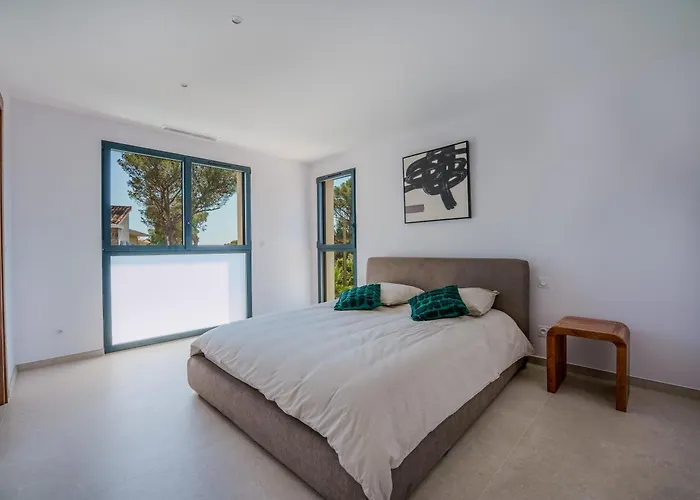 Contemporary With Heated Pool Near Sea Villa