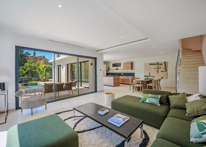 Contemporary With Heated Pool Near Sea Villa *