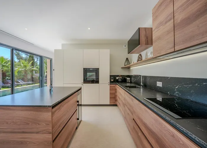 Contemporary With Heated Pool Near Sea Villa Saint-Raphaël