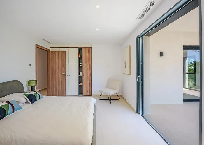 Villa Contemporary With Heated Pool Near Sea *