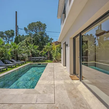 Contemporary With Heated Pool Near Sea *