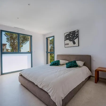 Contemporary With Heated Pool Near Sea Villa