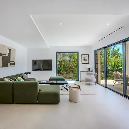 Villa Contemporary With Heated Pool Near Sea