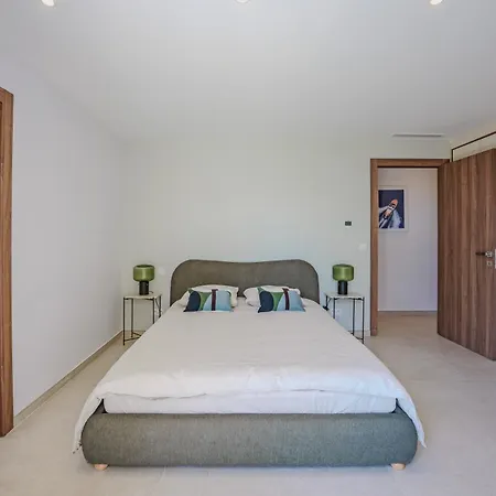 Вилла Contemporary With Heated Pool Near Sea Сен-Рафаэль