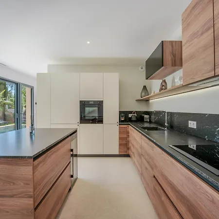 Contemporary With Heated Pool Near Sea Villa Saint-Raphaël