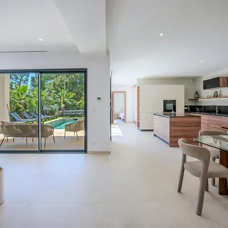 Contemporary With Heated Pool Near Sea Сен-Рафаэль