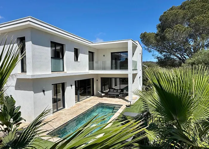 Villa Contemporary With Heated Pool Near Sea