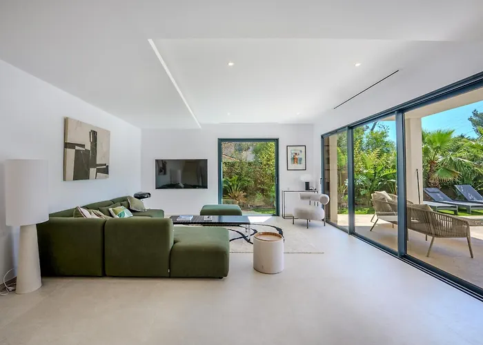 Villa Contemporary With Heated Pool Near Sea