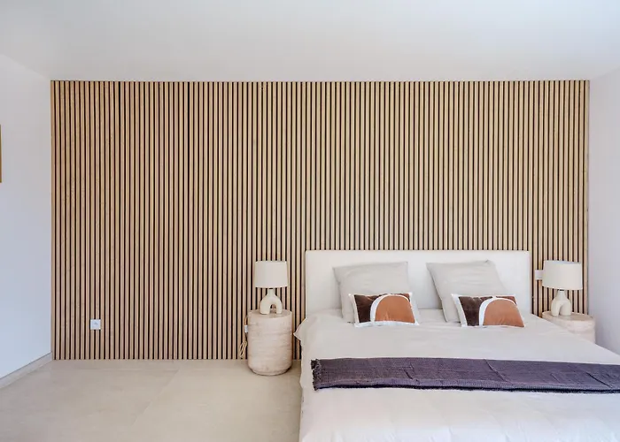 Contemporary With Heated Pool Near Sea Villa *