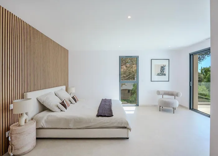 Contemporary With Heated Pool Near Sea Villa Saint-Raphaël